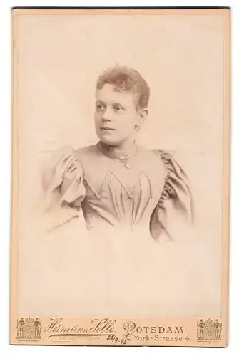 Fotografie Hermann Selle, Potsdam, Yorkstrasse 4, Junge Dame im modischen Kleid