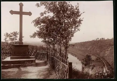 Fotografie Brück & Sohn Meissen, Ansicht Lichtenwalde, Harrasfelsen mit Körnerkreuz, Blick ins Zschopautal