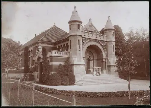 Fotografie Brück & Sohn Meissen, Ansicht Freyburg a. U., Blick auf Turnvater Jahns Grab mit Turnhalle