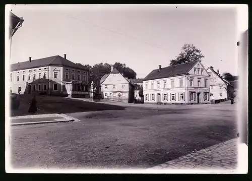 Fotografie Brück & Sohn Meissen, Ansicht Schirgiswalde i. Sa., Blick auf den Martktplatz mit Modewarenhaus