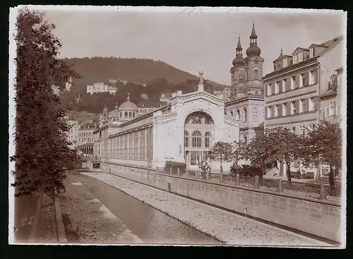 Fotografie Brück & Sohn Meissen, Ansicht Karlsbad, Blick entlang der Sprudel - Kolonnade