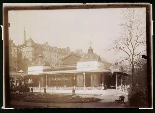 Fotografie Brück & Sohn Meissen, Ansicht Karlsbad, Partie an der Kolonnade im Stadtpark