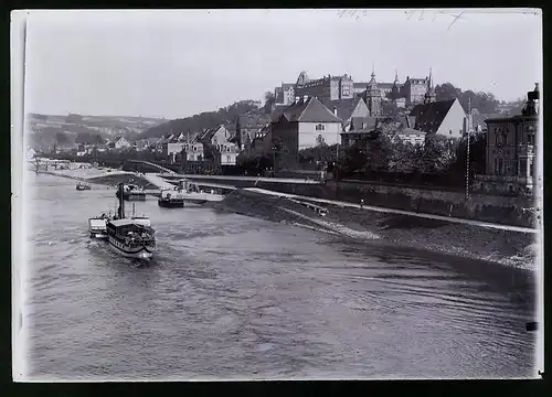 Fotografie Brück & Sohn Meissen, Ansicht Pirna / Elbe, Blick von der Elbe auf die Stadt mit Schloss Sonnensteinm, Dampfer