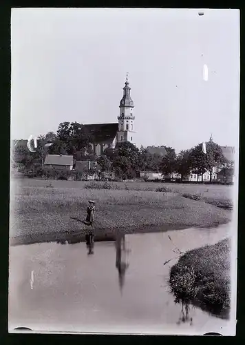 Fotografie Brück & Sohn Meissen, Ansicht Königsbrück i. Sa., Blick über die Pulsnitz zur Kirche