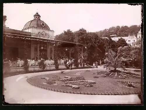 Fotografie Brück & Sohn Meissen, Ansicht Karlsbad, Partie im Stadtpark am Cafe