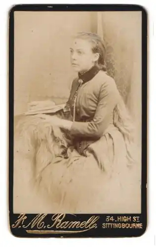 Fotografie J. M. Ramell, Sittingbourne, 34 High St., Portrait hübsches Fräulein im prachtvollen Kleid