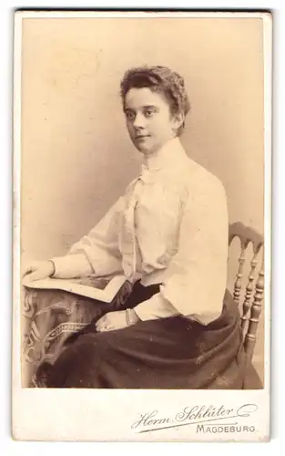 Fotografie Herm. Schlüter, Magdeburg, Portrait schönes Fräulein elegant in Bluse und Rock