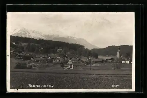 AK Mutters, Ortsansicht mit Gebirgskette im Hintergrund