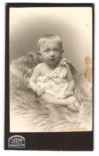 Fotografie Atelier Stein, Berlin, Chausseestr. 70 /71, Niedliches Baby mit grossen Augen und Ohren