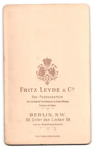 Fotografie Fritz Leyde & Co., Berlin N. W., Unter den Linden 59, Gutbürgerlicher Mann mit Schnauzbart