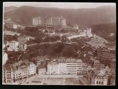 Fotografie Brück & Sohn Meissen, Ansicht Karlsbad, Blick auf die Stadt mit dem Hotel Imperial