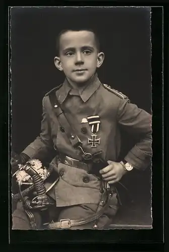 Foto-AK Kleiner Junge als Soldat in Uniform, Kinder Kriegspropaganda