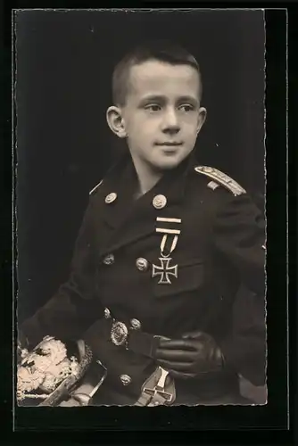 Foto-AK Junge mit Eisernem Kreuz in Uniform, Kinder Kriegspropaganda