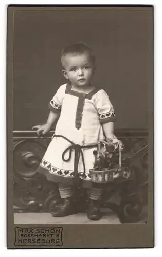 Fotografie Max Schön, Merseburg, Rossmarkt 3, Süsses Kleinkind mit Blumenkorb