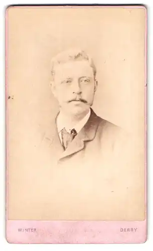 Fotografie W. W. Winter, Derby, Midland Road, Bürgerlicher Herr mit Oberlippenbart