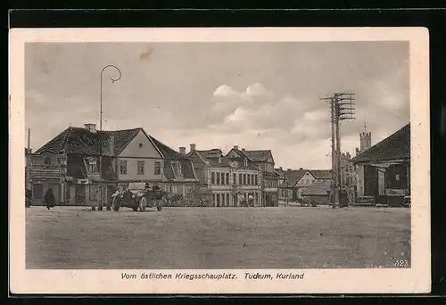 AK Tuckum /Kurland, Marktplatz mit Automobil