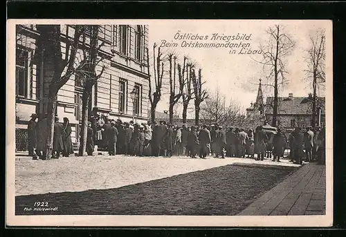 AK Libau, Menschenversammlung vor dem Haus des Ortskommandanten