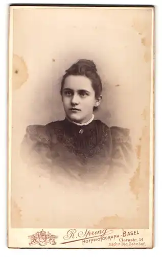 Fotografie R. Spreng, Basel, Clarastr. 54, Junge Dame mit Dutt