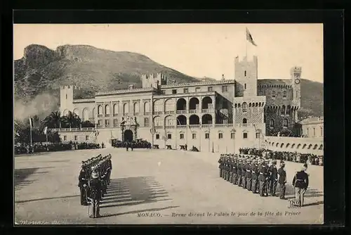 AK Monaco, Revue devant le Palais le jour de la fête du Prince