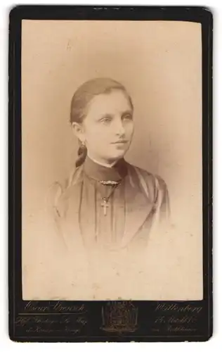 Fotografie Oscar Strensch, Wittenberg, Markt 14, Junge Dame mit Kragenbrosche und Kreuzkette