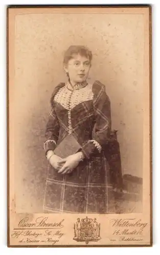 Fotografie Oscar Strensch, Wittenberg, Markt 14, Junge Dame im karierten Kleid mit einem Buch