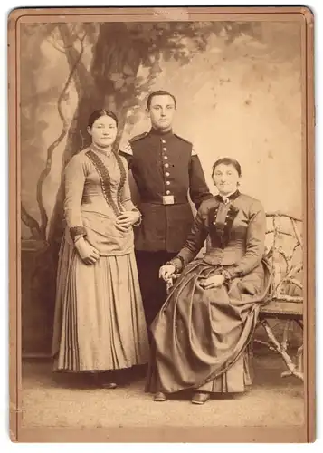 Fotografie Julius Kistner, Karlsruhe-Mühlburg, Marktgasse 1, Mutter mit Kindern, Sohn in Uniform