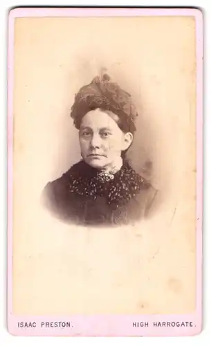 Fotografie Isaac Preston, High Harrogate, Portrait schöne Frau mit Rüschenkopfschmuck