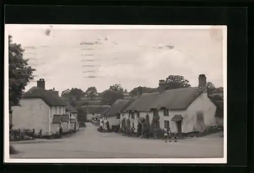 AK Broadhembury /Devon, Strassenpartie mit alten Häusern