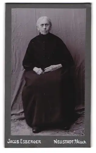 Fotografie Jacob Esberger, Neustadt a. Aisch, Alte Dame im schwarzen Kleid