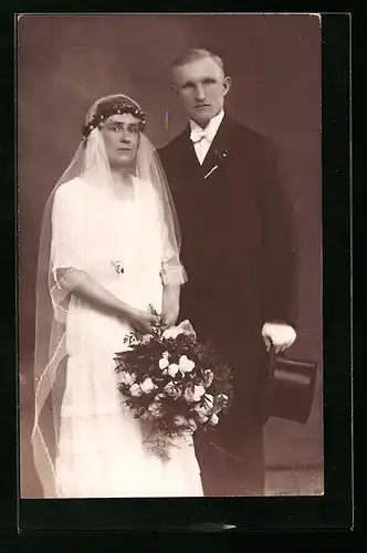 Foto-AK Junges Paar in Hochzeitskleidung mit Blumen