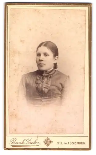 Fotografie Bernh. Dreher, Zell i. W., Junge Dame im Kleid mit Kragenbrosche