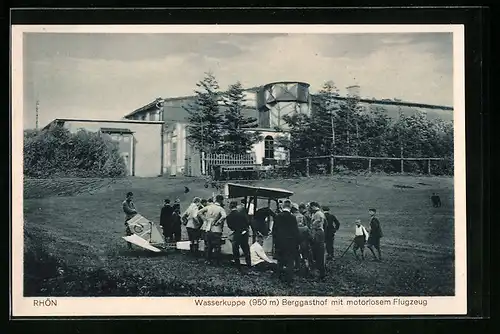 AK Wasserkuppe /Rhön, Berggasthof Wasserkuppe mit motorlosem Flugzeug