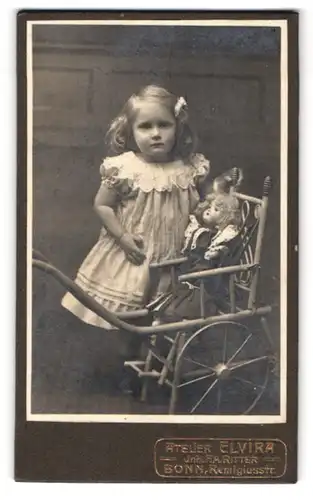 Fotografie Atelier Elvira, Bonn, Remigiusstrasse, niedliches Mädchen mit Puppe & Puppenwagen