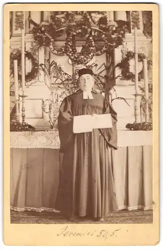 Fotografie unbekannter Fotograf und Ort, Geistlicher Gustav Winkler während einer Predigt vor Altar stehend 1892