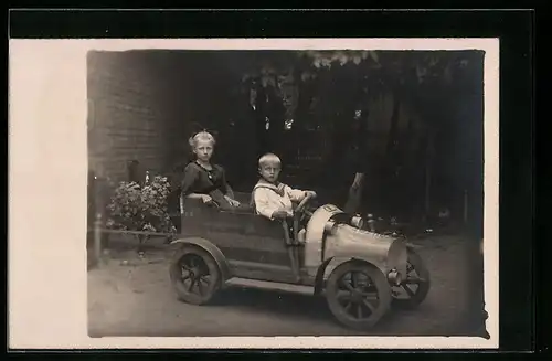 Foto-AK Kinder im Spielzeug-Auto