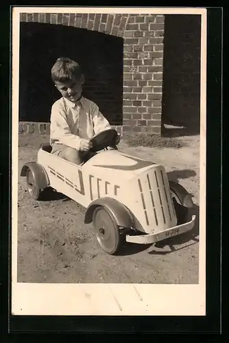 Foto-AK Knabe im Spielzeug-Auto