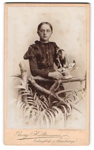 Fotografie Georg Haltermann, Eckernförde, Kielerstr. 8, Portrait schönes Mädchen mit Blumenkorb in den Händen