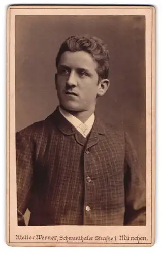 Fotografie Franz Werner, München, Schwanthaler Str. 1, Junger Herr im karierten Anzug mit Krawatte