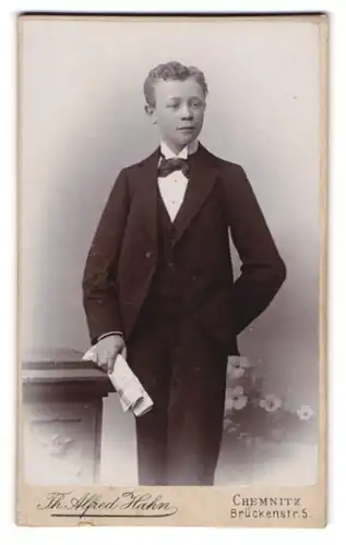Fotografie Th. Alfred Hahn, Chemnitz, Brückenstr. 5, Junger Mann im Anzug mit Fliege