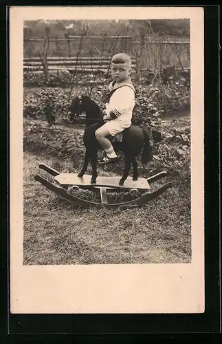 Foto-AK Junge in Matrosenkleidung auf einem Schaukelpferd