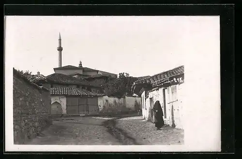 AK Uesküb, Strassenpartie mit einer Frau