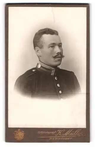 Fotografie K. Müller, Memmingen, Vor dem Ulmer Tor, Unteroffizier in Uniform mit Schnauzer