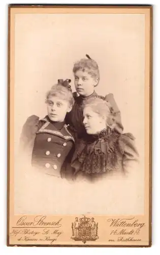 Fotografie Oscar Strensch, Wittenberg, Markt 14, Drei junge Damen mit Puffärmeln