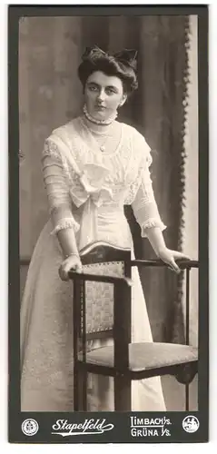Fotografie Stapelfeld, Limbach i. S., Junge Dame im eleganten Kleid