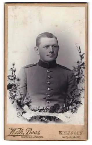 Fotografie Wilh. Boos, Erlangen, Luitpoldstrasse 72, Junger Soldat in Uniform, IR 19