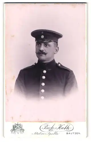 Fotografie Rich. Huth, Bautzen, Wendischestrasse 13, Portrait Soldat mit Schirmmütze in Uniform