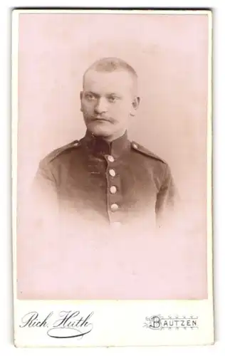 Fotografie Rich. Huth, Bautzen, Gickelsberg, Portrait Soldat mit Kurzhaarfrisur