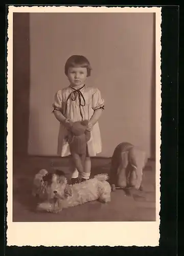 Foto-AK Mädchen mit Plüschtieren und Teddy