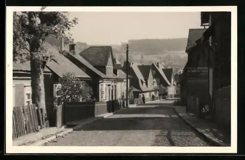 AK Bad Stützerbach i. Thür., auf der Strasse in den Ort