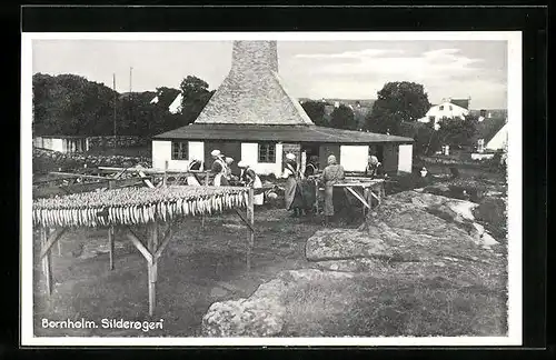 AK Bornholm, Heringsräucherei mit Arbeiterinnen vor dem Räucherhaus